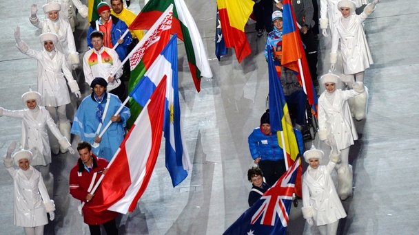 Парад знамён на церемонии закрытия зимних Паралимпийских игр в Сочи. Фото РИА Новости